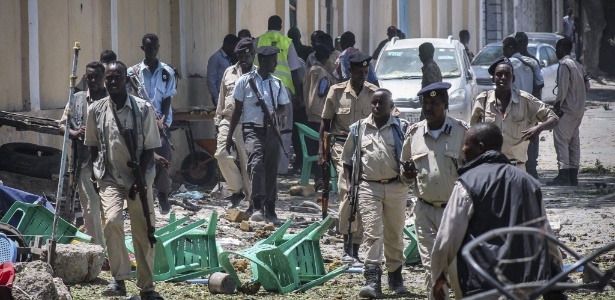 Forças de segurança se reúnem em frente ao um prédio do governo atacado - Said Yusuf Warsame/EFE