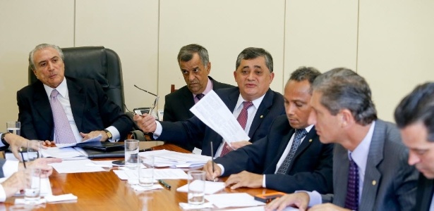 14.abr.2015 - Vice-presidente da República, Michel Temer (PMDB), se reúne com líderes da base aliada na Câmara - Pedro Ladeira/Folhapress