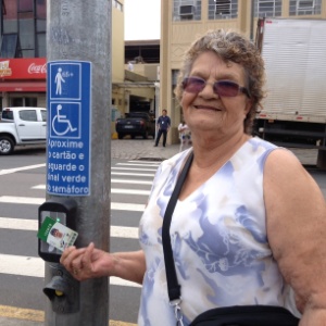 A aposentada Nilda Grein, 76, aprovou a nova tecnologia - Jorge Olavo/UOL