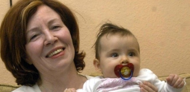 Nessa foto, Raunigk está com 55 anos segurando sua filha mais nova; dez anos depois, ela espera quadrigêmeos - BBC Brasil