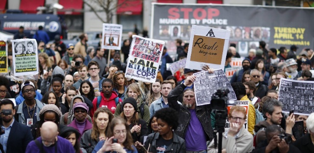 Manifestantes participam, nesta terça-feira (14), de um protesto contra o abuso e violência policial em Nova York (EUA)