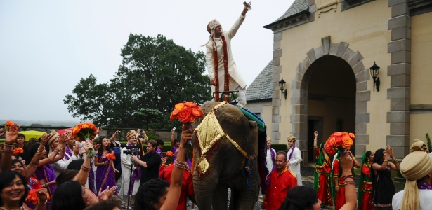 Noivo chega montado num elefante para seu casamento em Huntington, Nova York - Rob Bennett/The New York Times - 27.set.2008