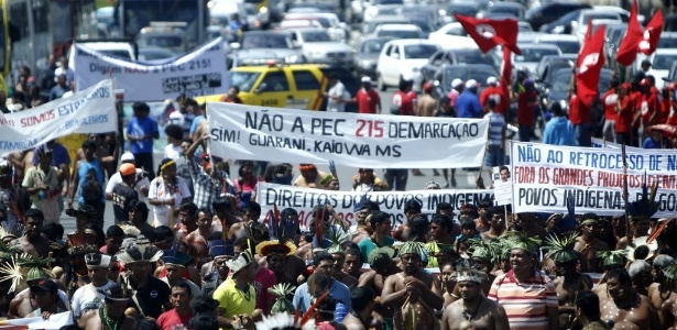 Índios protestam contra a PEC 215, que transfere do governo federal para o Congresso a atribuição de oficializar terras indígenas - Fernando Bizerra Jr 15.abr.2015/EFE