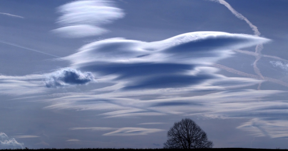 15.abr.2015 - Nuvens pintam um desenho gráfico no céu de Ebersbach, na Alemanha