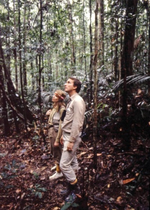 Thomas Lovejoy é fotografado nos anos 1980, na Amazônia, com Mary O"Grady, do WWF - Arquivo Pessoal/Revista Pesquisa Fapesp