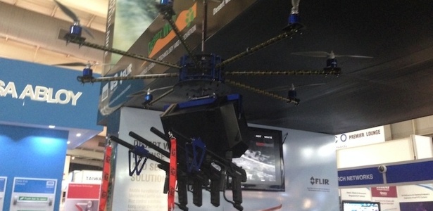 O drone capaz de atirar gás de pimenta para conter manifestações foi apresentado pela empresa Desert Wolf durante a feira de segurança - Desert Wolf/Divulgação