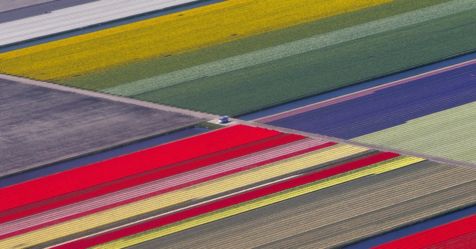 15.abr.2015 - Vista aérea de campos de flores perto do parque Keukenhof, também conhecido como o Jardim da Europa, em Lisse, Holanda