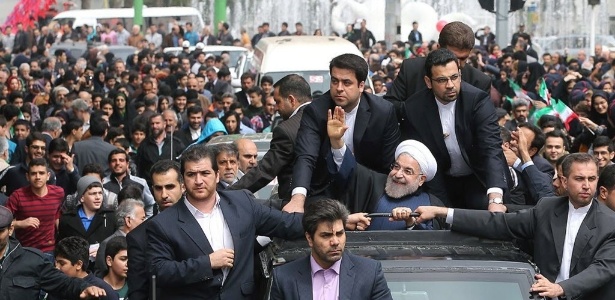 Presidente do Irã, Hassan Rouhani, acena para multidão em chegada a cidade de Rasht. Rouhani, disse em abril passado que Teerã não vai aceitar um acordo nuclear global com as grandes potências se todas as sanções contra a República Islâmica não forem levantadas - AFP