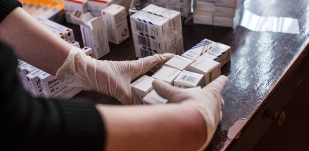 Membro dos Médicos Sem Fronteiras arruma medicamentos em clínica de Zimogorye - Brendan Hoffman/The New York Times
