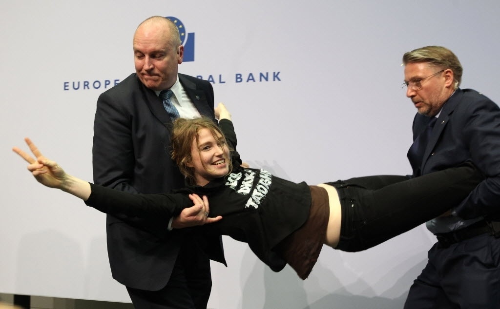Presidente do BCE (Banco Central Europeu), Mario Draghi, é atacado com confetes durante conferência - Daniel Roland/AFP