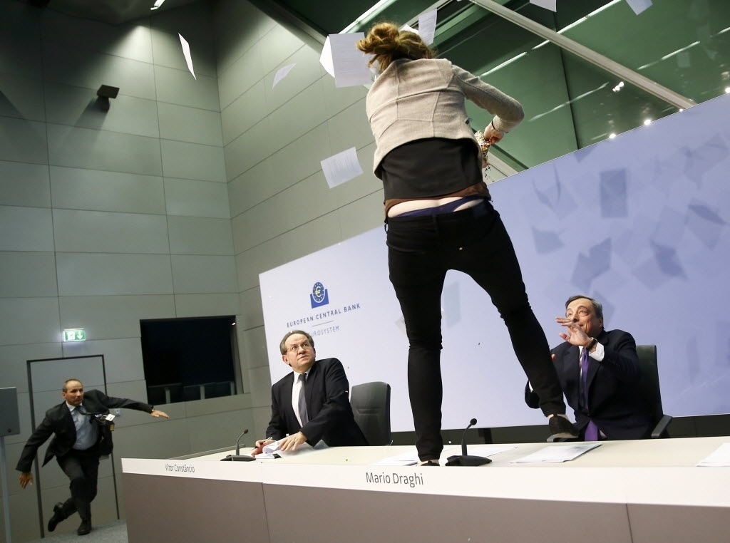 Presidente do BCE (Banco Central Europeu), Mario Draghi, é atacado com confetes durante conferência - Kai Pfaffenbach/Reuters