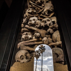 16.abr.2015 - Os ossos de vítimas do genocídio armênio de 1915 em exposição em um pequeno memorial na capela em Antelias, Líbano - Bryan Denton / The New York Times