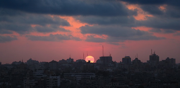 Pôr do sol ilumina o bairro Al Shejaiya a leste da faixa de Gaza - Mohammed Saber/EPA