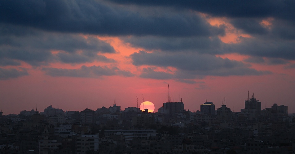 16.abr.2015 - Pôr do sol ilumina o bairro Al Shejaiya a leste da faixa de Gaza