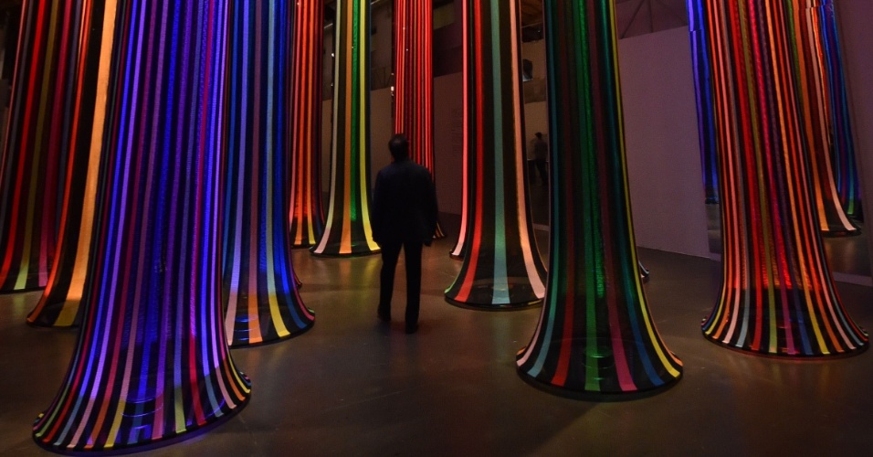 16.abr.2015 - Visitantes observam a exposição "Missoni, L'Arte, il Colore", no museu Maga, em Gallarate, Itália. A exposição é dedicada ao trabalho dos designers de moda italianos Ottavio e Rosita Missoni  