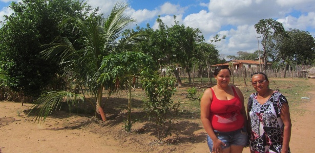 "A indenização foi muito injusta para as famílias, foi pago R$ 5.000 por casa", afirma Vanderléia Aparecida Maciel da Costa (à esquerda), ao lado da mãe - Ciro Barros/Agência Pública