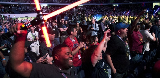Fãs vibram com novo trailer de "Star Wars: O Despertar da Força", em convenção nos EUA - 