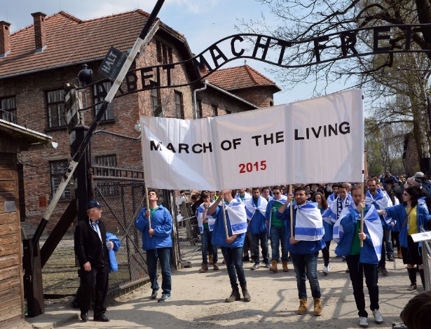 Jovens judeus participam da Marcha dos Vivos no campo de Auschwitz-Birkenau
