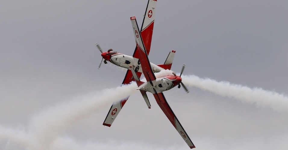 17.abr.2015 - Membros da equipe de voo da Força Aérea Suíça realizam acrobacias sobre a base aérea de Emmen 