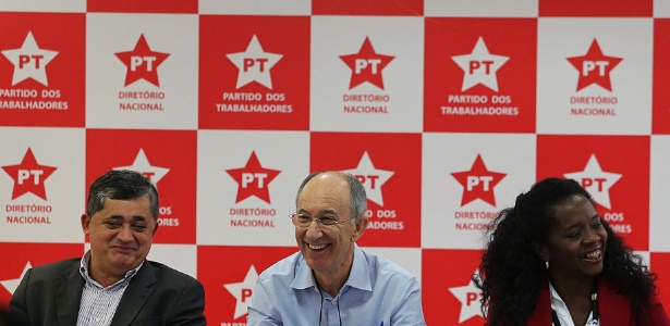 O presidente do PT, Rui Falcão (centro), reúne-se com a diretoria da legenda nesta sexta-feira (17)