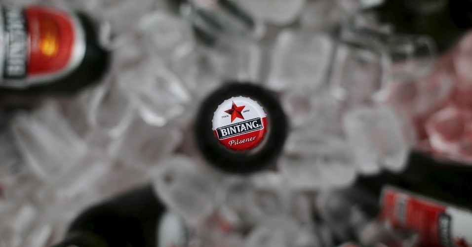 17.abr.2015 - Garrafa de cerveja Bintang é colocada em freezer de uma fábrica em Jacarta, na Indonésia
