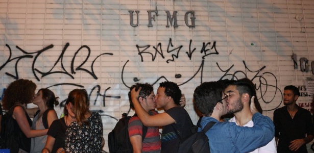Alunos fazem beijaço na Faculdade de Direito da UFMG - Guilherme Coura/Isabela Finelli/Divulgação
