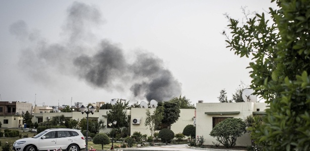 Fumaça procedente da explosão de um carro-bomba na cidade iraquiana de Erbil. Ao menos três pessoas morreram no ataque contra o consulado dos EUA - Asger Ladefoged/Efe