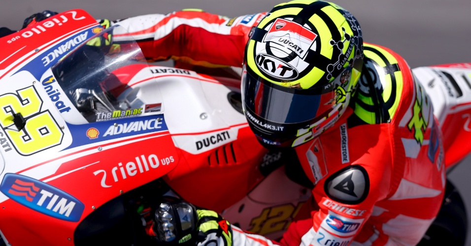 18.abr.2015 - Andrea Iannone, piloto italiano da equipe de motociclismo Ducati, compete na sessão de qualificação do Grande Prêmio da Argentina de MotoGP, no circuito internacional Termas de Rio Hondo