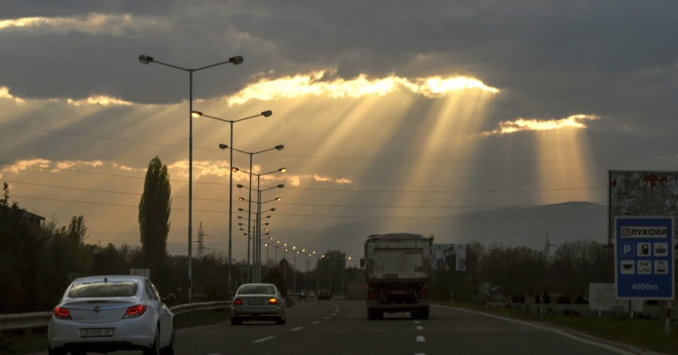 18.abr.2015 - Luz do sol passa pelas nuvens em Skopje, capital da Macedônia