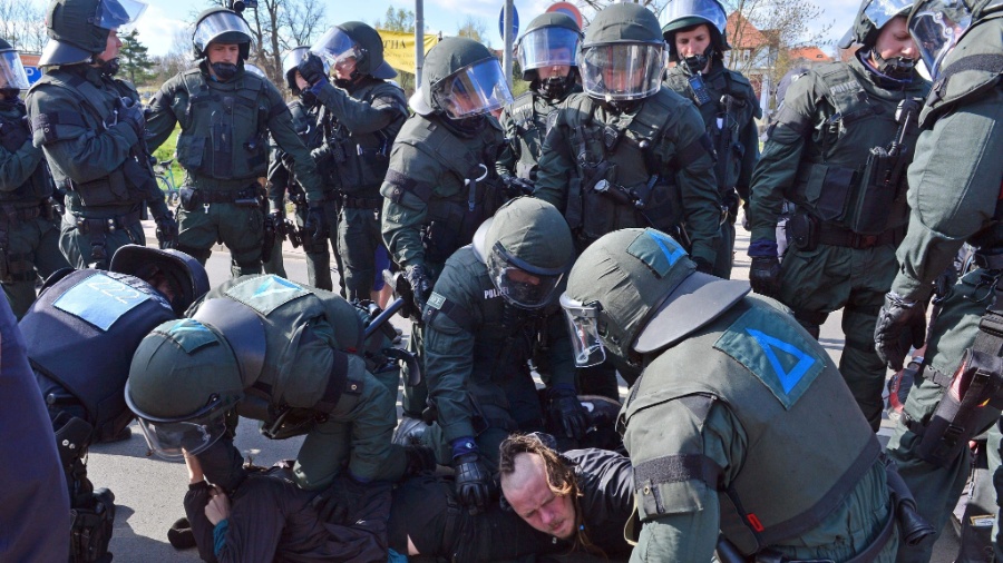 18.abr.2015 - Polícia alemã detém manifestantes durante evento organizado por neonazistas na cidade de Gotha; protesto pedia o fim da "infiltração estrangeira" - Martin Schutt/EFE/EPA