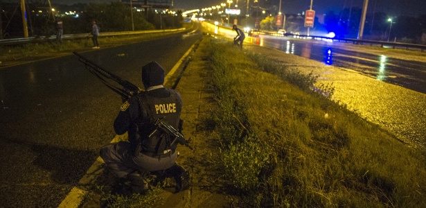 Policiais sul-africanos realizam patrulha em estrada de Johannesburgo - Mujahid Safodien/AFP