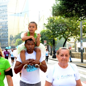Participante carrega menina nos ombros na "Corrida e Caminhada Autismo e Realidade pela Conscientização", no centro de São Paulo, em abril deste ano - J. Duran Machfee/Estadão Conteúdo