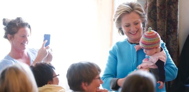 A ex-secretária de Estado Hillary Clinton segura um bebê no Kristin"s Bistro & Bakery, em Keene, New Hampshire (EUA), durante atividade de campanha - Lucas Jackson/Reuters