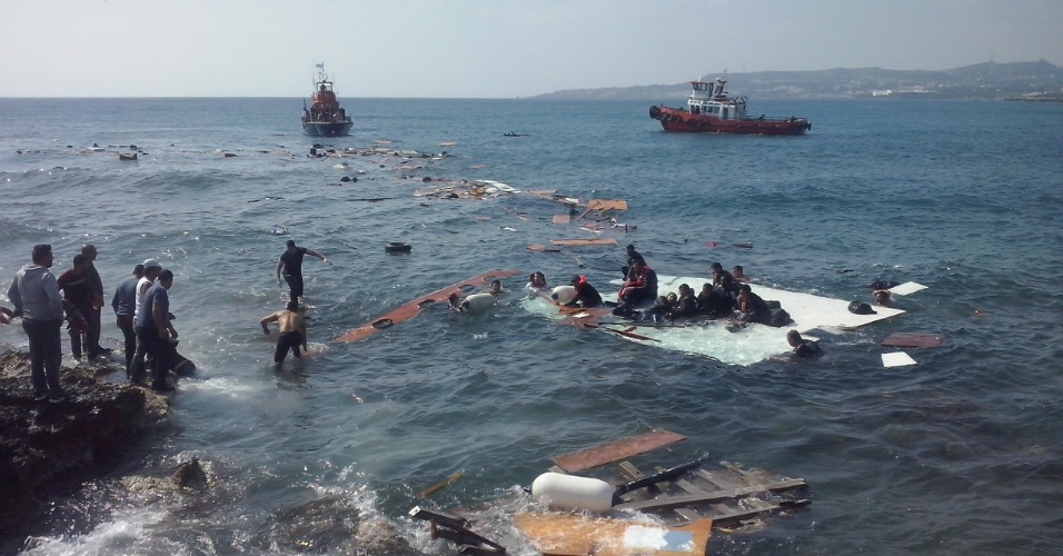 20.abr.2015 - Imagem mostra resgate de alguns dos imigrantes que estavam em veleiro que encalhou em rochas na ilha de Rodas, na Grécia, nesta segunda (20). Segundo as autoridades, três pessoas morreram no acidente