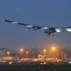 20.abr.2015 - Solar Impulse 2 decola do aeroporto internacional de Jiangbei, em Chongqing, no sudoeste da China, nesta terça-feira (21), horário local. Solar Impulse 2, o maior avião movido a energia solar do mundo, deixou Chongqing terça de manhã e se dirigiu para Nanjing, capital da província de Jiangsu, leste da China - Tang Yi/Xinhua