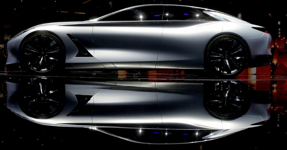 20.abr.2014 - Veículo tem sua imagem refletida no piso durante o salão do automóvel de Xangai, na China