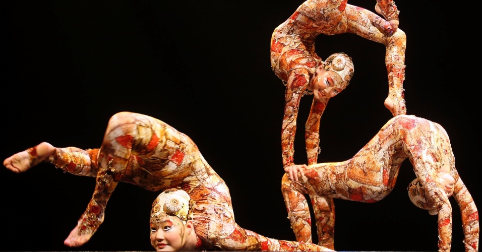 20.abr.2014 - Artistas do Cirque du Soleil realizam número de contorcionismo durante o espetáculo 'Kooza', em Madri, na Espanha
