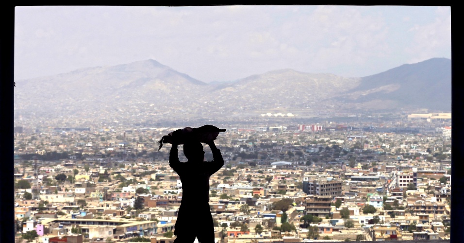 20.abr.2015 - Silhueta de garoto carregando pão na cidade de Cabul, no Afeganistão