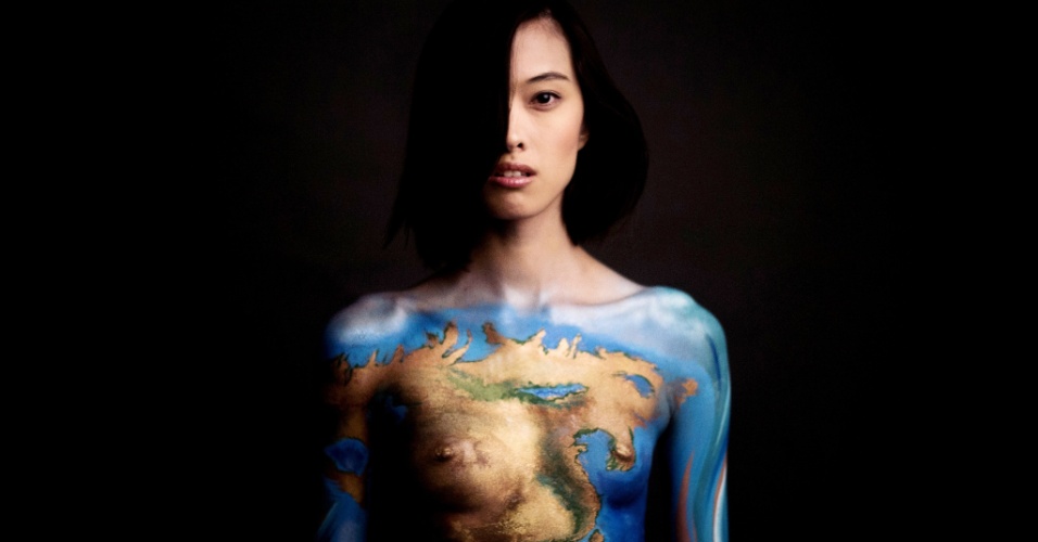 20.abr.2014 - A modelo americana Kelly Chin posa para fotos com o corpo pintado para campanha de promoção do vegetarianismo em Pequim, na China