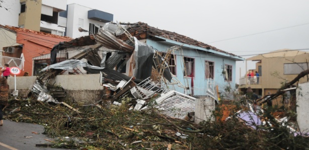 Em Xanxerê, o temporal deixou cerca de 500 casas danificadas pelo vento - Sirli Freitas/Agência O Dia/Estadão Conteúdo