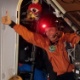 21.abr.2015 - Bertrand Piccard, piloto do avião Solar Impulse 2, acena após aterrissar no Aeroporto Internacional de Lukou, em Nankin (China), nesta terça-feira (21). O avião, que busca ser o primeiro da história a dar a volta ao mundo movido por energia alternativa, pousou na cidade chinesa, após partir de Chongqing, que fica a 1.200 km - Featurechina/EFE