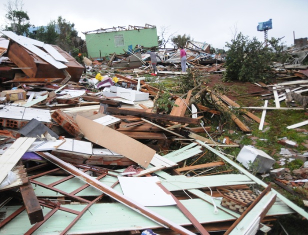 Casas ficam destruídas após a passagem de tornado no município de Xanxerê - Sirli Freitas/Agência RBS/Estadão Conteúdo