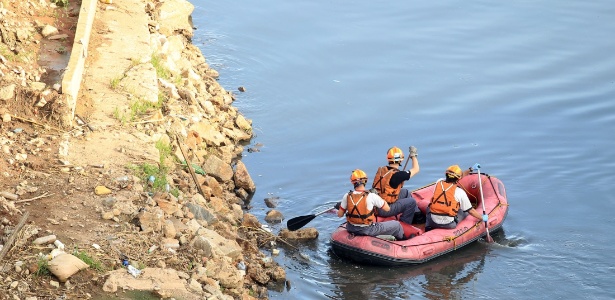 Equipes do Corpo de Bombeiros procuram homem que caiu no rio Tietê - Werther Santana/Estadão Conteúdo