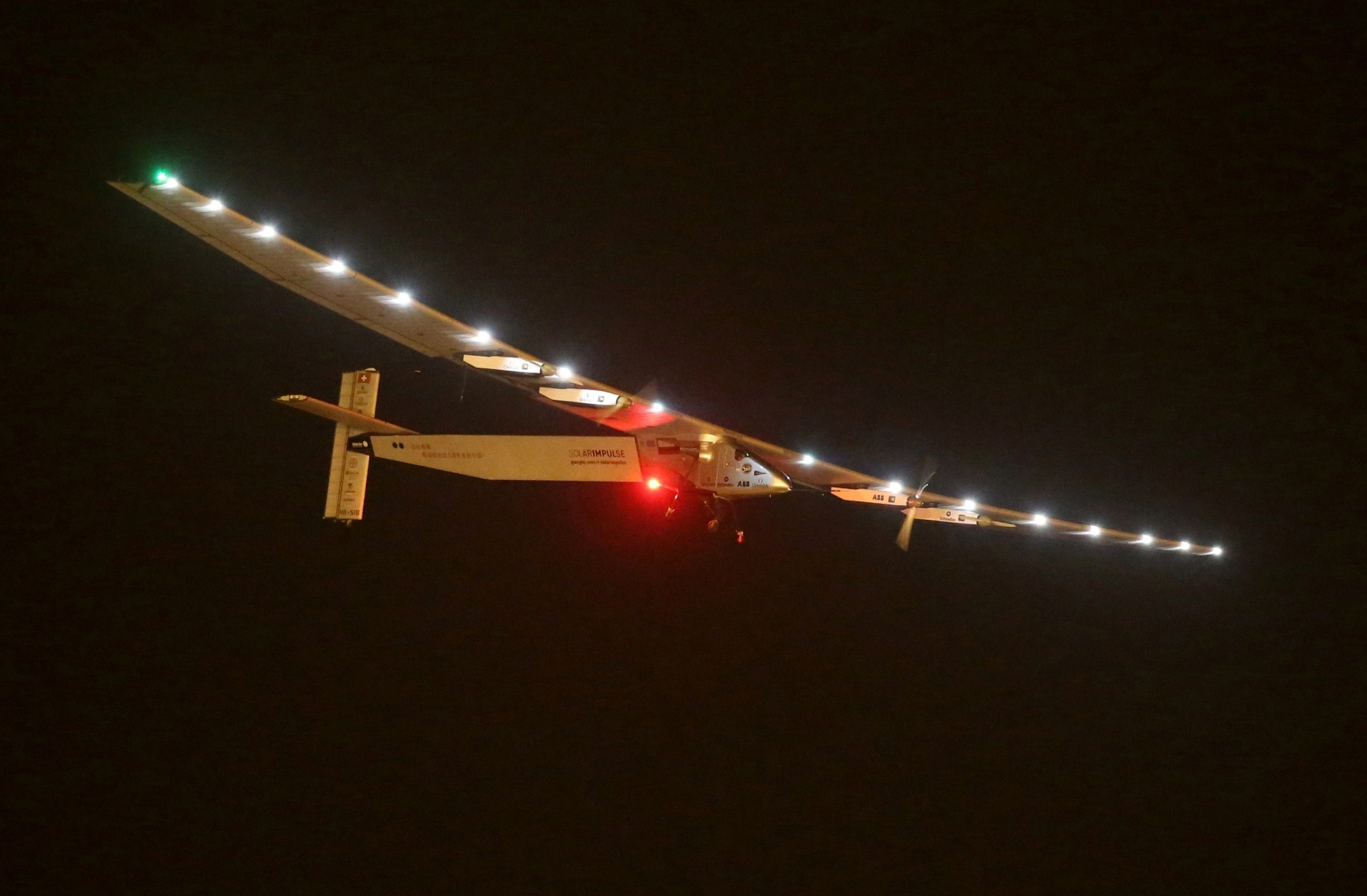 21.abr.2015 - O avião Solar Impulse 2 é avistado antes de pousar no Aeroporto Internacional Nanjing Lukou, na província de Jiangsu. O Solar Impulse 2 finalizou a sexta etapa de sua jornada de 12 etapas para fazer a circunavegação do planeta movido a energia solar. A etapa anterior à chegada durou 17 horas e o avião cruzou de Chongqing a Najing - AFP