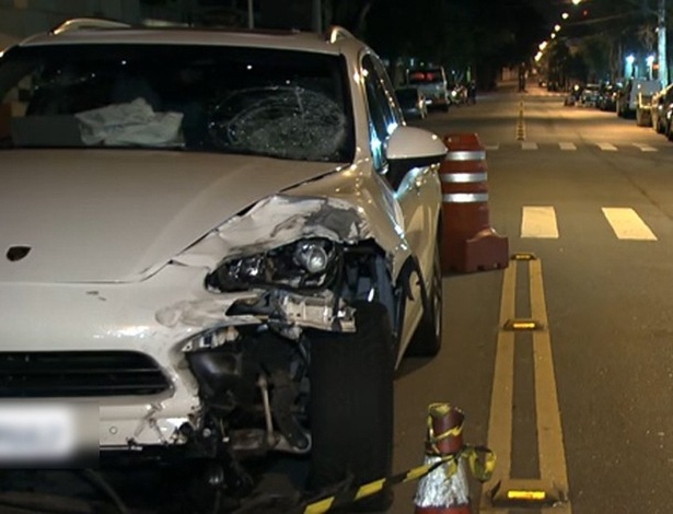 O Porsche Cayenne bateu em cinco veículos e feriu gravemente um motociclista na noite de sexta-feira (17), na Mooca, zona leste de São Paulo - Reprodução/TV Globo