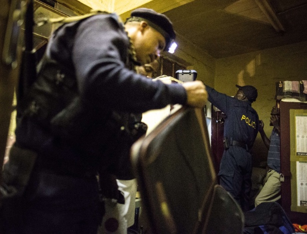 Policiais realizam busca por drogas e armas durante uma ação conjunta da Polícia da África do Sul e do exército em Johannesburgo