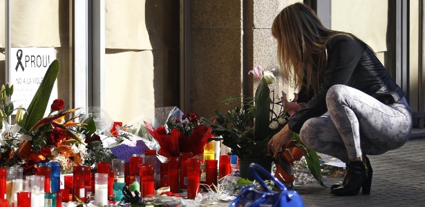 Mulher deixa flores em frente a escola onde um adolescente matou um professor - Quique Garcia/AFP