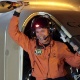 22.abr.2015 - O piloto suíço Bertrand Piccard levanta uma garrafa de champanhe ao pousar o avião Solar Impulse 2 no aeroporto internacional de Nanquim, no sudeste da China, nesta quarta-feira (22). Piccard e seu companheiro Borschberg se revezam no comando do avião solar que iniciou sua viagem ao redor do Mundo em Abu Dhabi em 9 de março. A volta completa deve ser feita em 25 dias voando a velocidades entre 50 e 100 km/h - Reuters