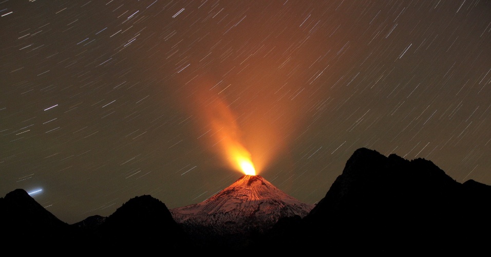 22.abr.2015 - Fumaça e lava são expelidas do vulcão Villarrica, visto a partir da cidade de Pucon, em Santiago, no Chile