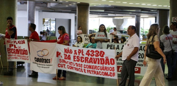 Manifestantes colocam cartazes contra e em apoio a lei da terceirização, no aeroporto Juscelino Kubitschek, em Brasília - Charles Sholl/Futura Press/Estadão Conteúdo